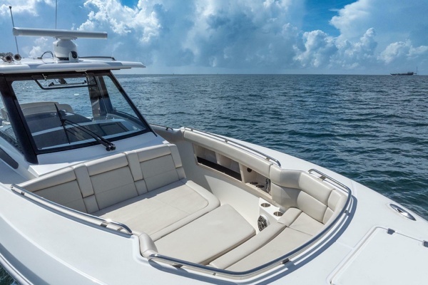 2023 Boston Whaler 35