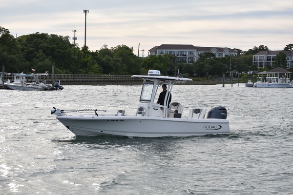 2022 Robalo 246 Cayman