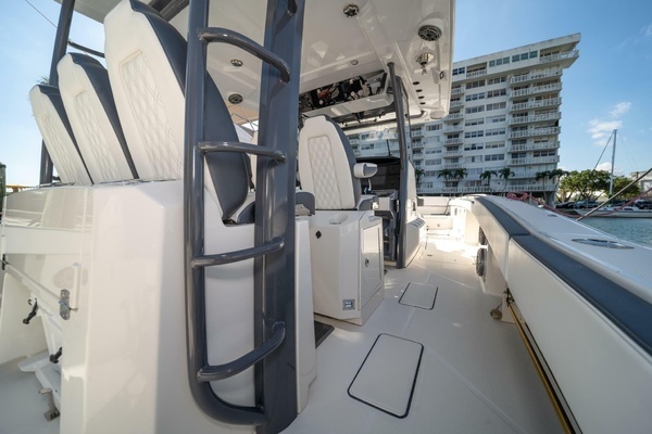 World Cat 400 CC-X Yacht For Sale