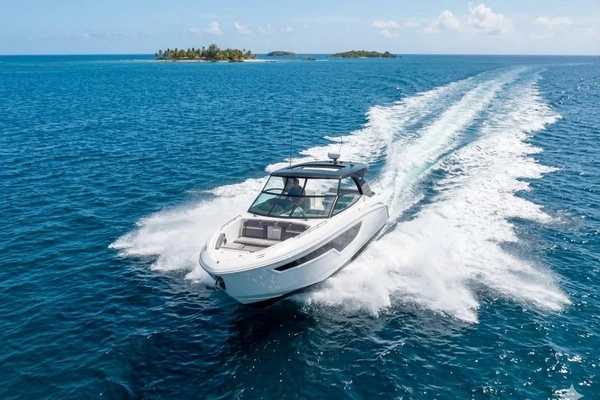 2021 Cruisers Yachts 38