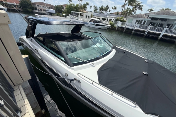 2021 Cruisers Yachts 38