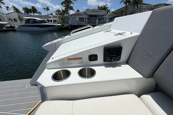 2021 Cruisers Yachts 38