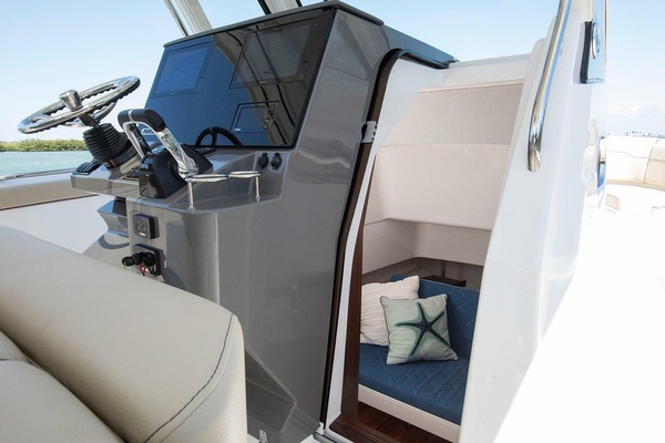 34ft Pursuit Yacht For Sale