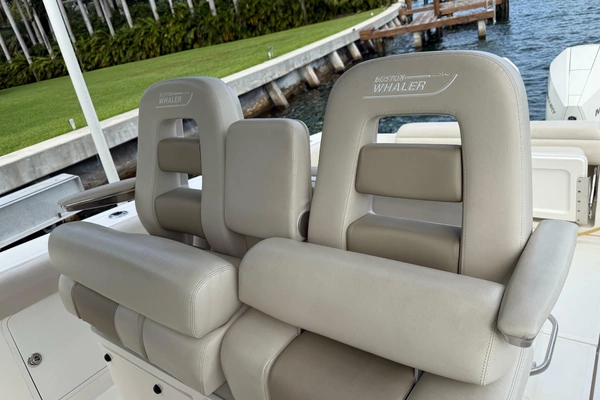 2020 Boston Whaler 33