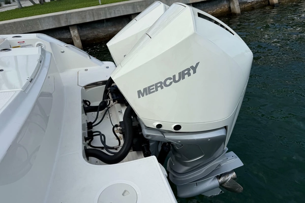 2020 Boston Whaler 33