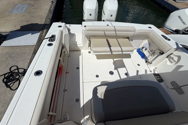 2019 Boston Whaler 33