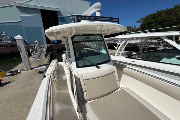 2019 Boston Whaler 33