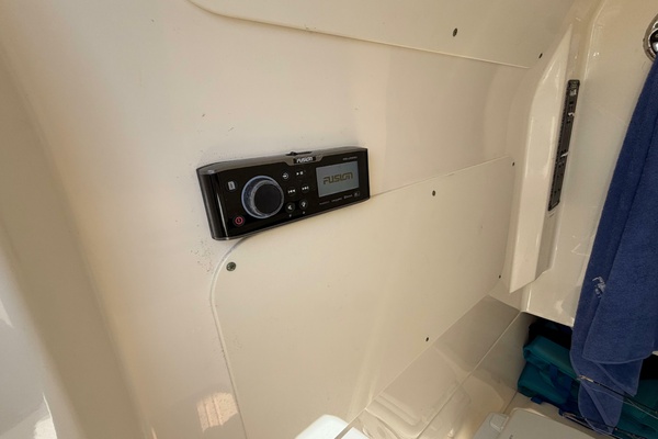 200 Hours 33ft Boston Whaler Yacht For Sale