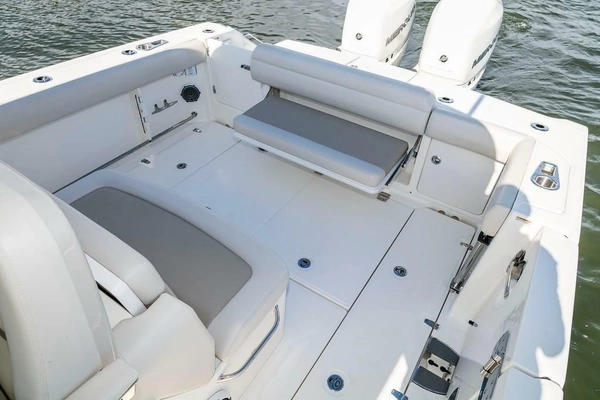 2019 Boston Whaler 33