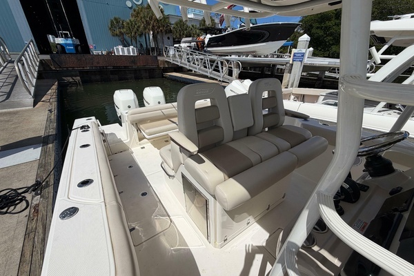 Boston Whaler 330 Outrage Yacht For Sale