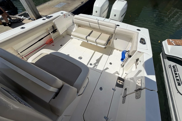 2019 Boston Whaler 33