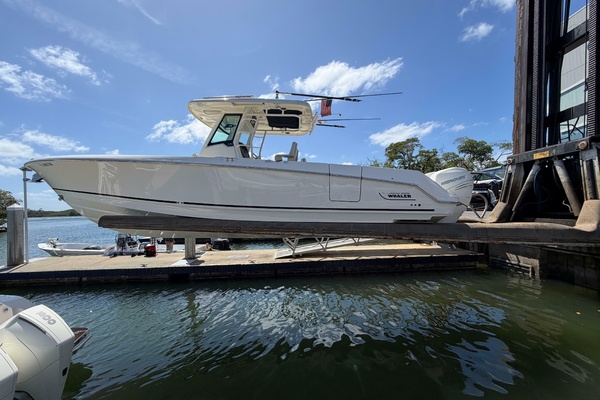 2019 Boston Whaler 330 Outrage