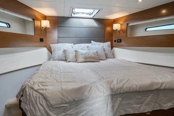 2019 Cruisers Yachts 42