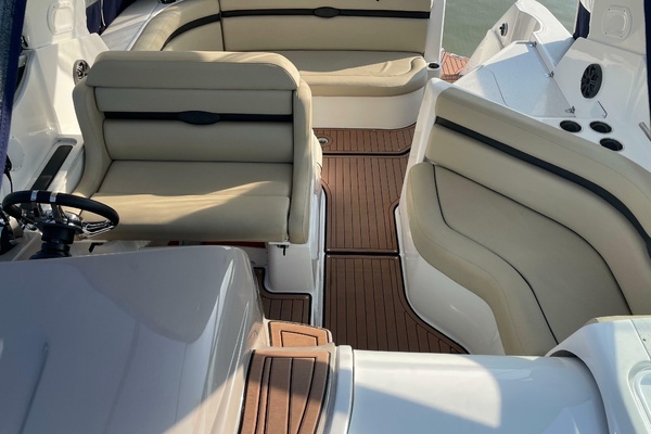 2019 Rinker 37