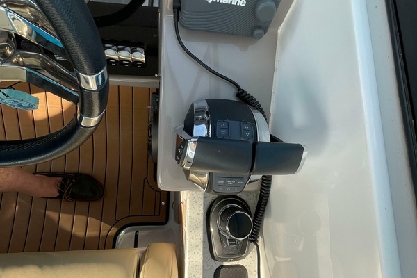 2019 Rinker 37