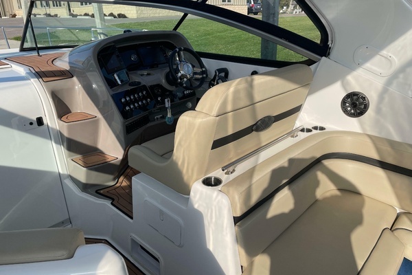 2019 Rinker 37