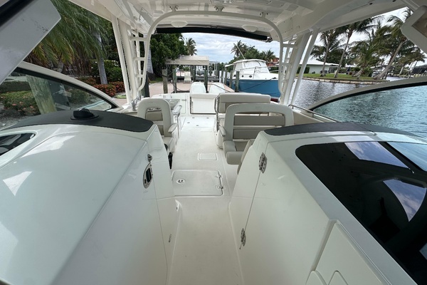 Boston Whaler 320 Vantage Yacht For Sale