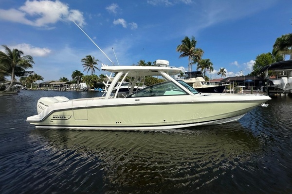 2018 Boston Whaler 320 Vantage