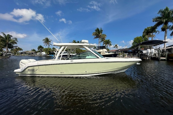 2018 Boston Whaler 320 Vantage