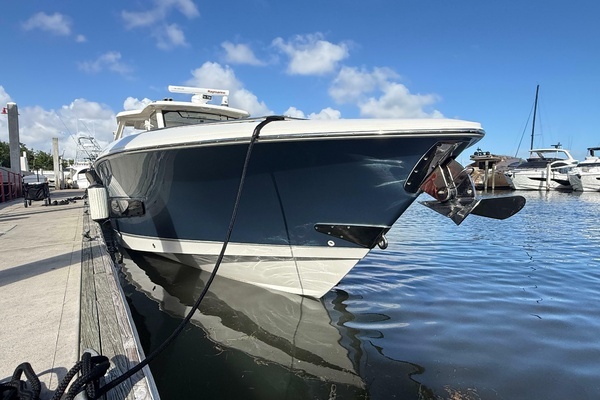Boston Whaler 420 Outrage Yacht For Sale