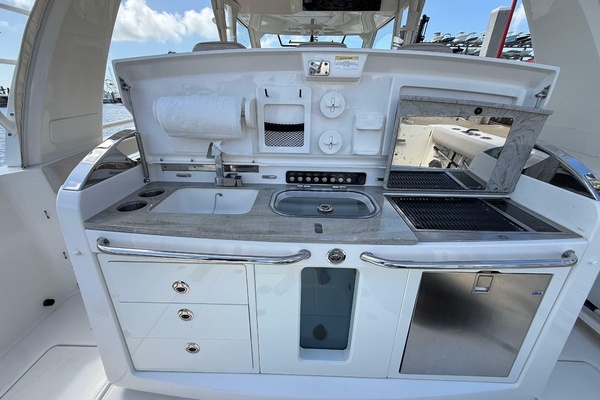Boston Whaler 420 Outrage Yacht For Sale