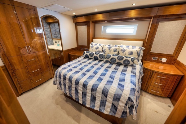 Hatteras GT70 Yacht For Sale