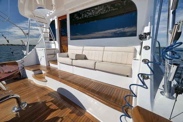 Hatteras GT70 Yacht For Sale