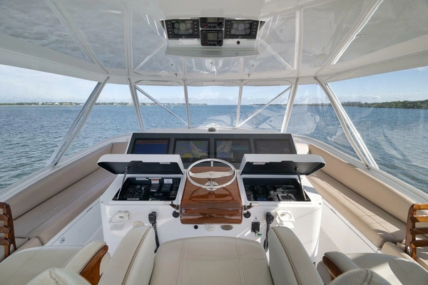 2015 Hatteras 70