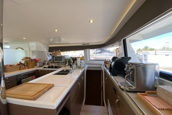 Bali 5.4 Yacht For Sale