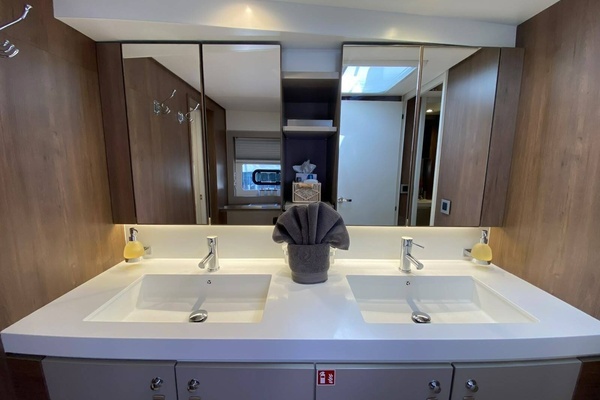 Bali 5.4 Yacht For Sale