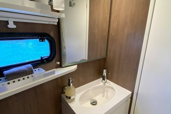 Bali 5.4 Yacht For Sale