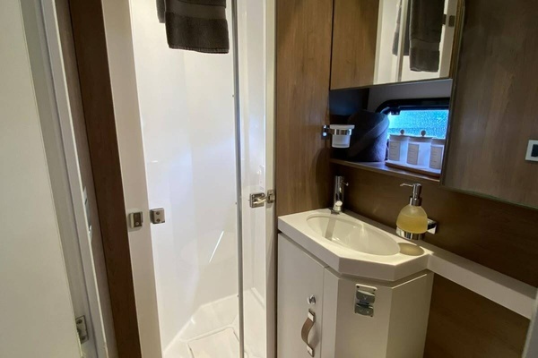 Bali 5.4 Yacht For Sale