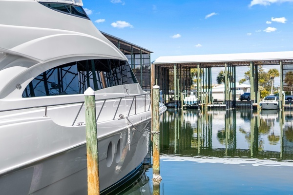 2013 Hatteras 61
