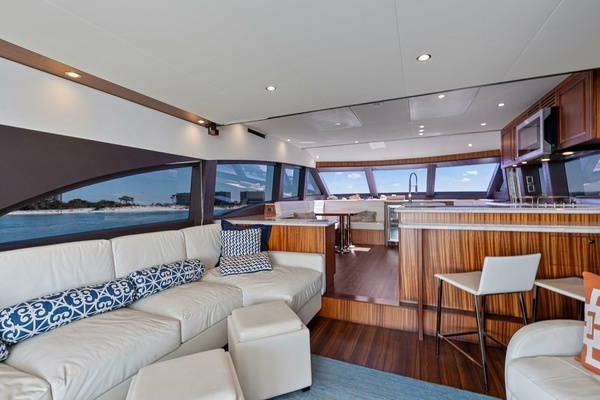 2013 Hatteras 61