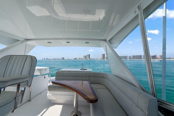 2013 Hatteras 61