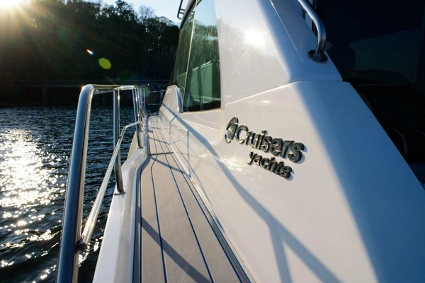 2012 Cruisers Yachts 48