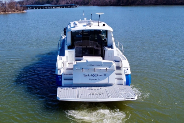 2012 Cruisers Yachts 48