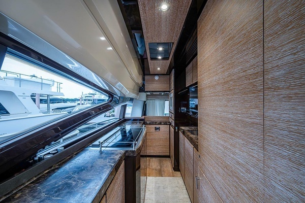 2011 Azimut 70