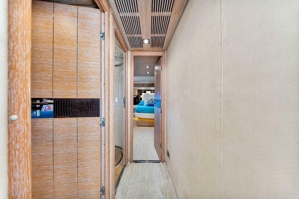2011 Azimut 70