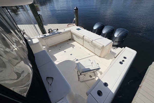 2011 Pursuit 39