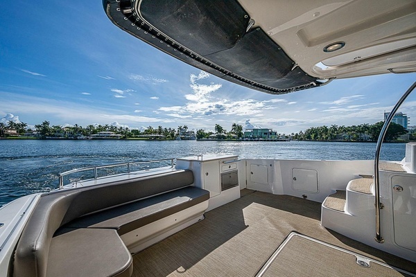 Sea Ray 520 Sedan Bridge Yacht For Sale
