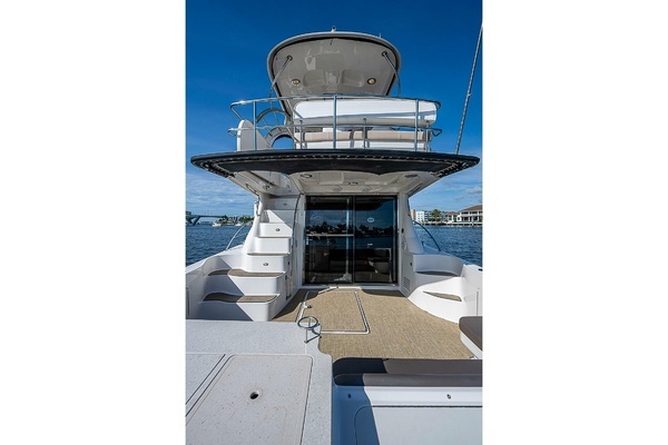 Sea Ray 520 Sedan Bridge Yacht For Sale