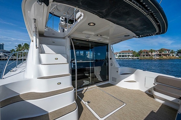 Sea Ray 520 Sedan Bridge Yacht For Sale