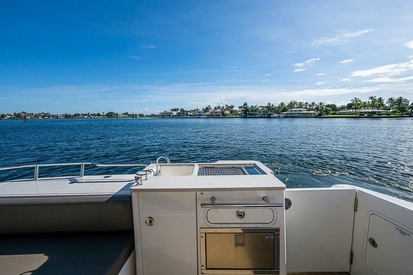 Sea Ray 520 Sedan Bridge Yacht For Sale