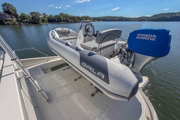WITCHY WOMAN 57ft Carver Yacht For Sale