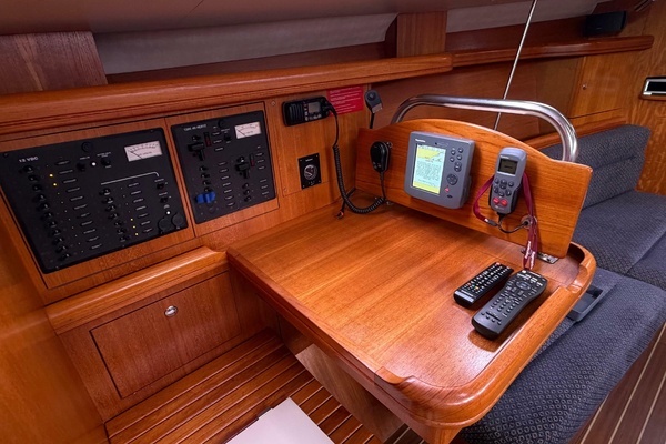NAUTI CAT 38ft Hunter Yacht For Sale