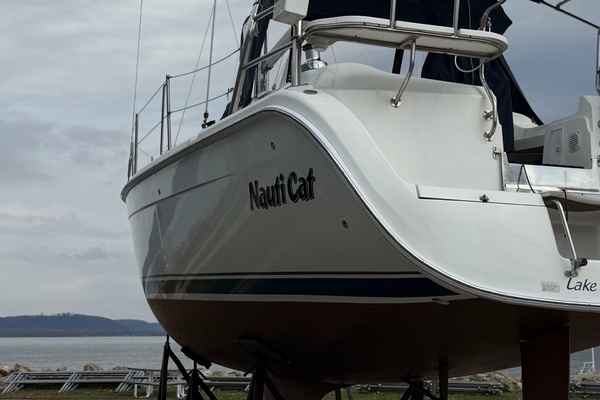 NAUTI CAT 38ft Hunter Yacht For Sale