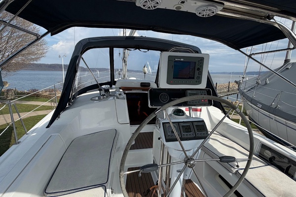 NAUTI CAT 38ft Hunter Yacht For Sale