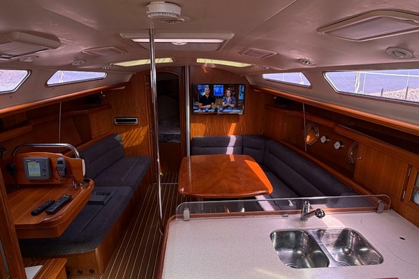 NAUTI CAT 38ft Hunter Yacht For Sale
