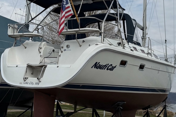 NAUTI CAT 38ft Hunter Yacht For Sale